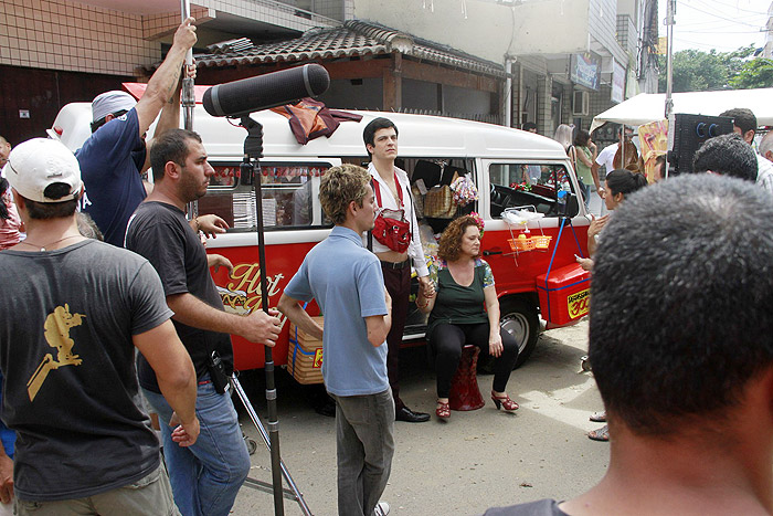 Mateus Solano vende hot-dog com Elizabeth Savalla em cenas de Amor à Vida