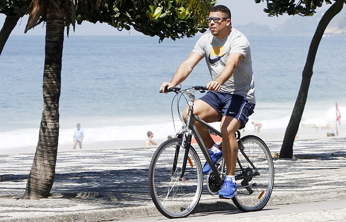 Ronaldo pedala com a namorada na orla do Leblon