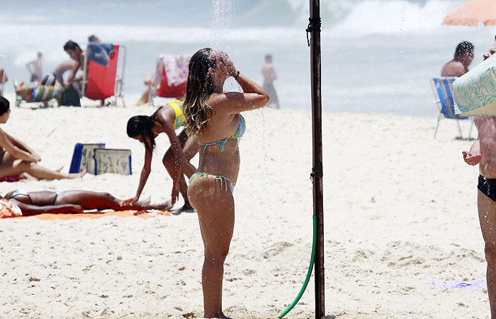  Andréia Sorvetão curte o sol carioca com a filha