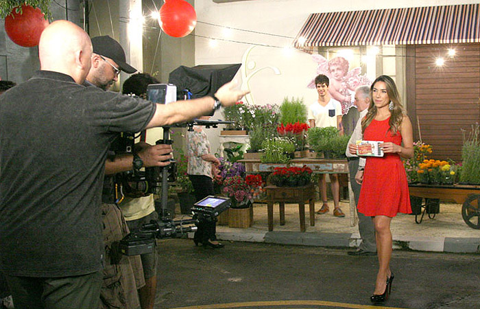 Patrícia Abravanel usa vestido vermelho para gravar comercial