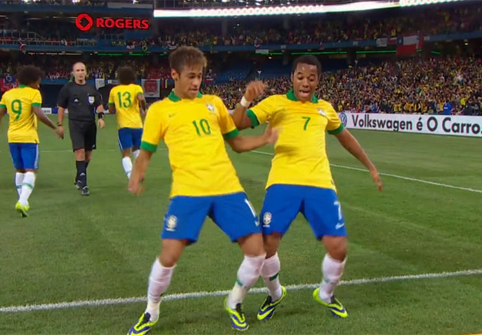 Neymar e Robinho comemoram gol