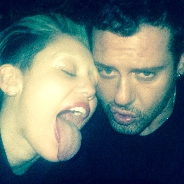 Miley Cyrus curte a noite com amigo fotógrafo