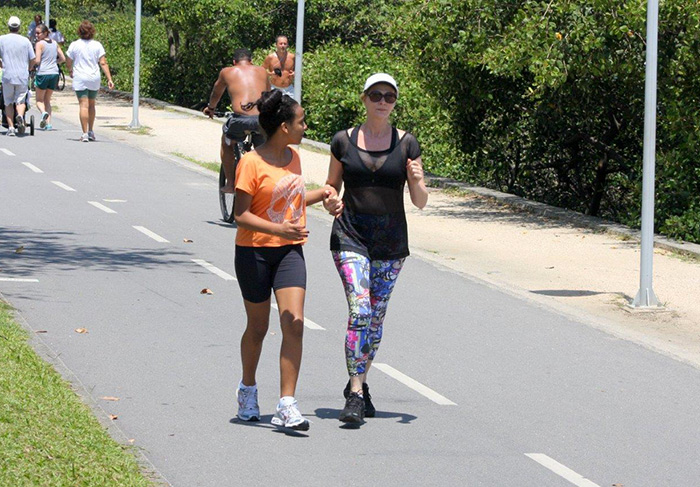 Alexandra Richter passeia na Lagoa com a família