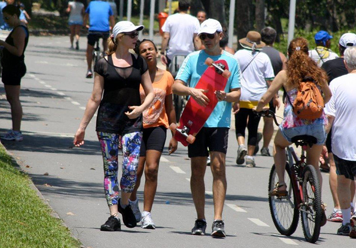 Alexandra Richter passeia na Lagoa com a família