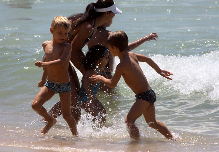 Rodrigo Hilbert aproveita dia de praia com os filhos