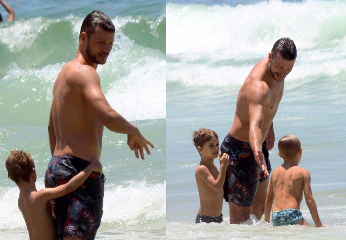 Rodrigo Hilbert aproveita dia de praia com os filhos
