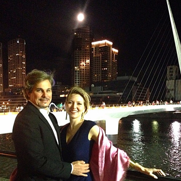 Em clima de romance, Edson saiu com a namorada Karin Roepke para dançar tango com a sua amada na noite desta terça-feira (19), em Puerto Madero