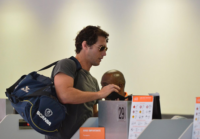 Judoca Flavio Canto faz check-in no aeroporto Santos Dumont