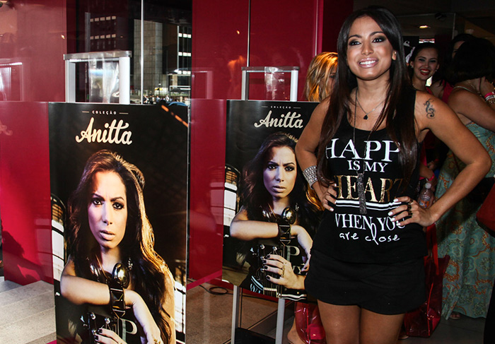 Anitta provoca tumulto em loja na Avenida Paulista para lançar sua coleção