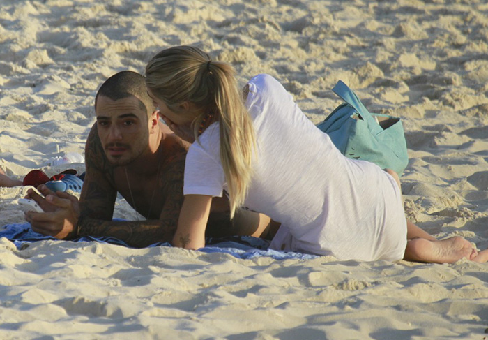 Felipe Titto curte tarde romântica com a mulher, na praia