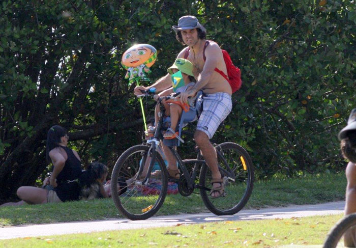 Eriberto Leão passeia com o filhão