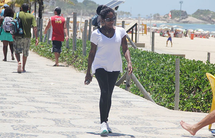 Glória Maria se exercita na praia de Ipanema