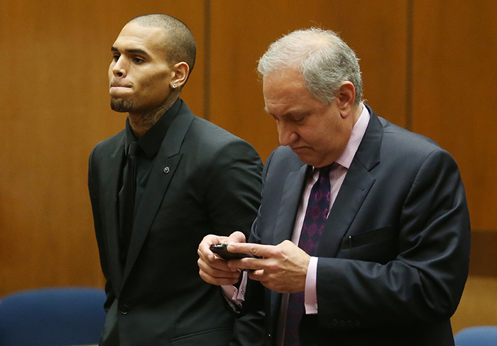 Chris Brown é condenado: vai fazer serviço comunitário e reabilitação em clínica