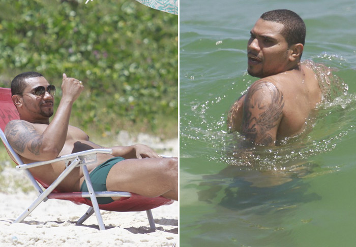 Naldo toma banho de sunga verde e pega sol na praia da Barra