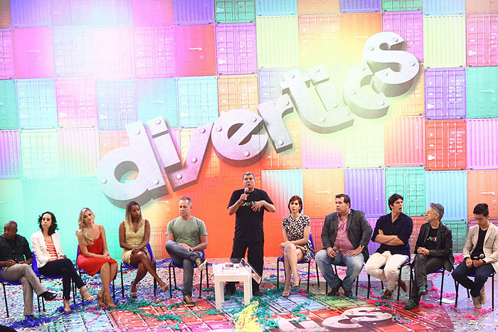 Atores participam de coletiva de imprensa de Divertics, da Globo