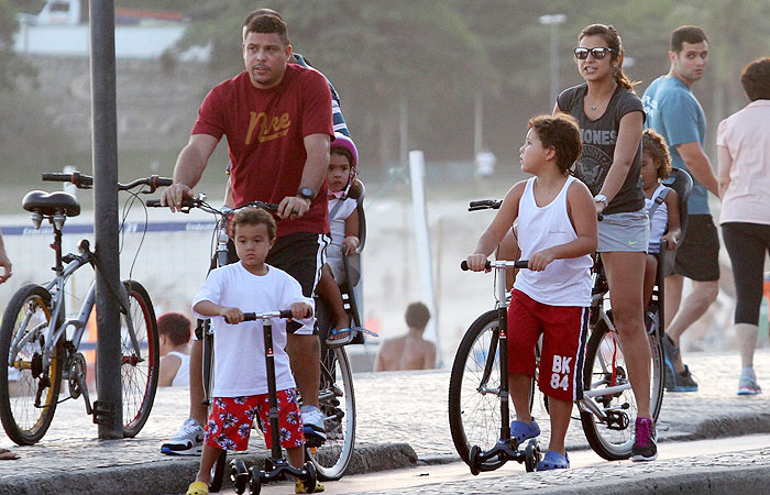 Ronaldo passeia com os filhos pela orla do Leblon