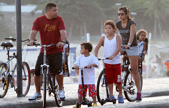 Ronaldo passeia com os filhos pela orla do Leblon