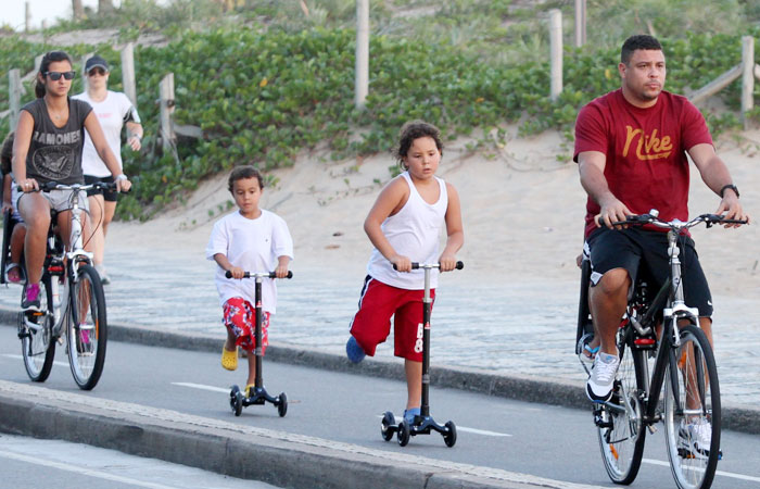 Ronaldo passeia com os filhos pela orla do Leblon