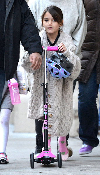  Suri Cruise vai de patinete rosa para a escola