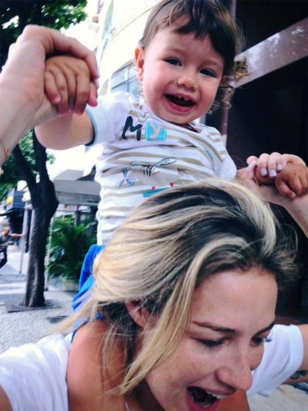 Luana Piovani se diverte carregando o filho no ombro
