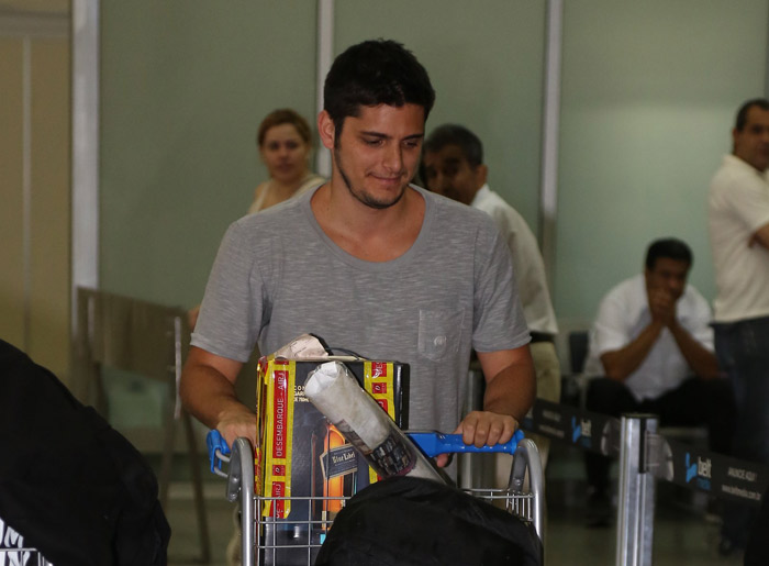 Bruno Gissoni volta ao Brasil depois de gravações na Áustria