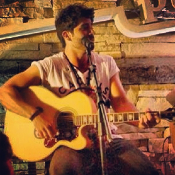 Rodrigão toca ao vivo em pub curitibano