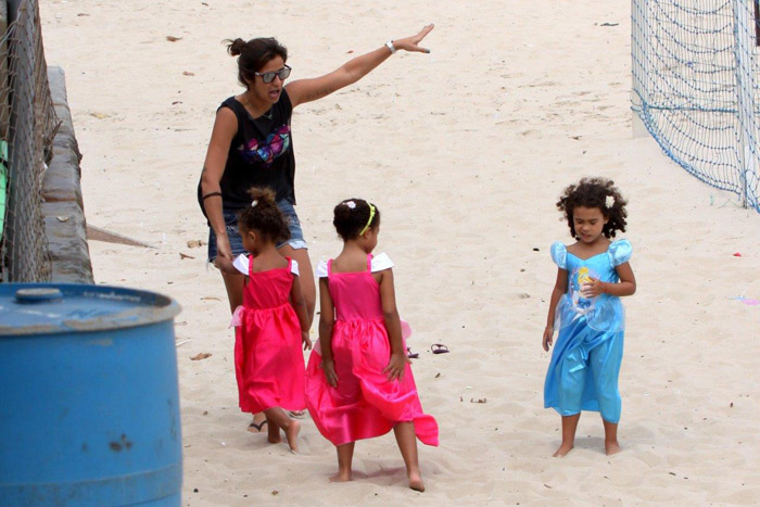 Paula Morais tem dia de madrasta e leva filhas de Ronaldo à praia