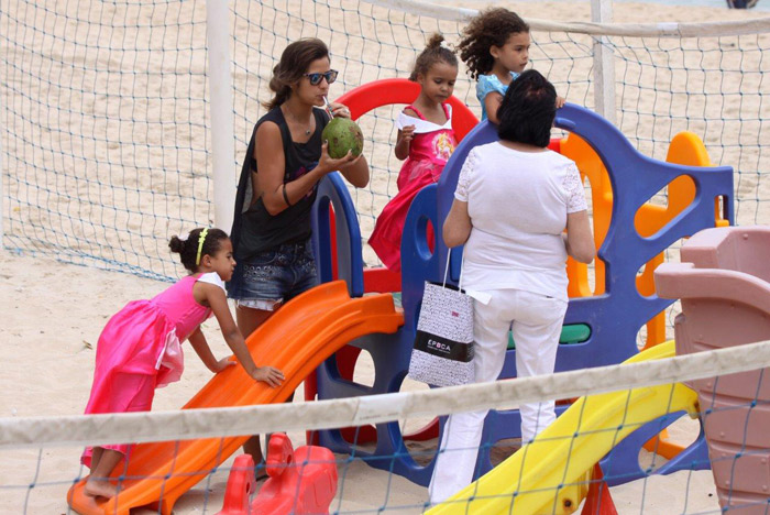 Paula Morais tem dia de madrasta e leva filhas de Ronaldo à praia