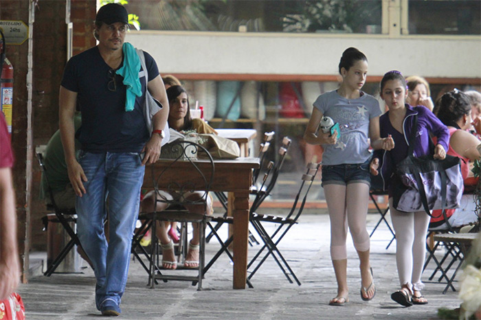 Edson Celulari leva filha ao ballet na Barra da Tijuca