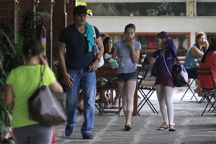 Edson Celulari leva filha ao ballet na Barra da Tijuca