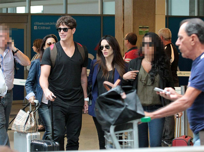 Cleo Pires e Rômulo Arantes Neto desembarcam no aeroporto de SP