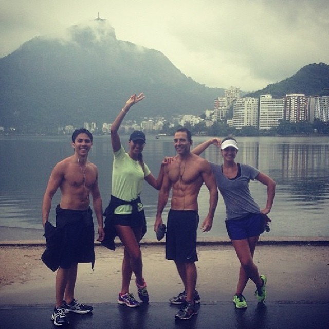 Flávia Sampaio corre debaixo de chuva na Lagoa Rodrigo de Freitas