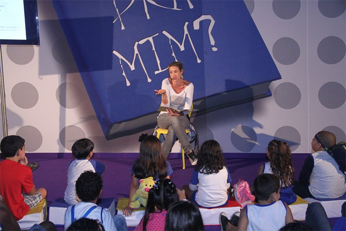 Luana Piovani lê para crianças em projeto de incentivo à leitura