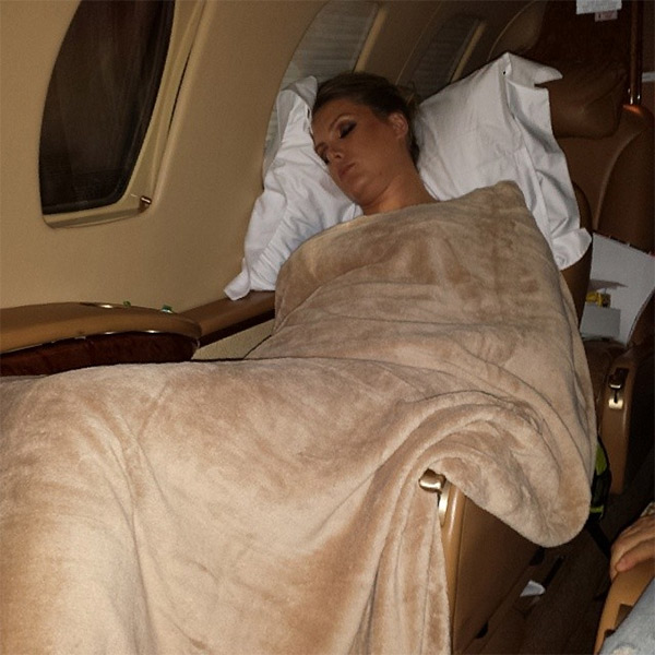 Ana Hickmann dorme em avião ainda toda maquiada