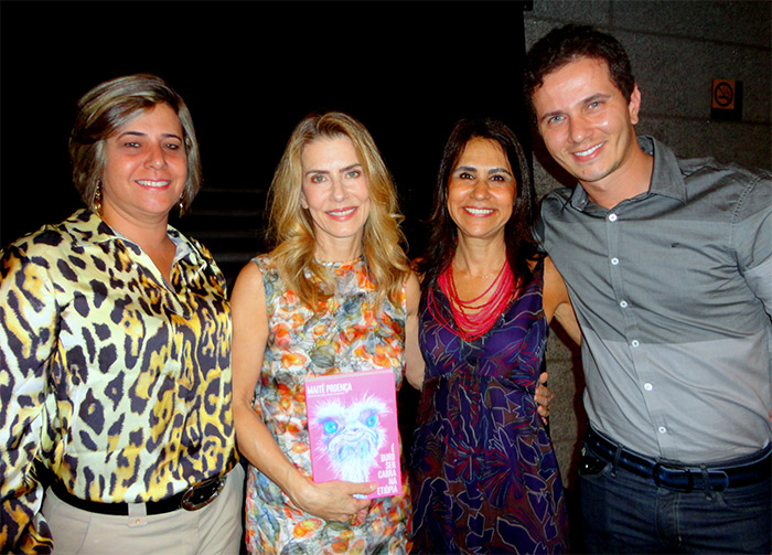 Maitê Proença faz noite de autógrafos após se apresentar em teatro