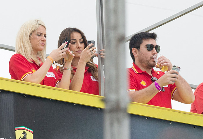 Sabrina Sato, Bruno Gagliasso e Giovanna Ewbank assistem Fórmula-1
