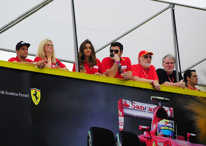 Sabrina Sato, Bruno Gagliasso e Giovanna Ewbank assistem Fórmula-1