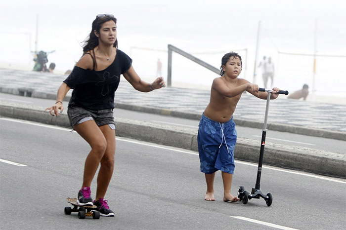 Paula Morais anda de skate com filho mais velho de Ronaldo