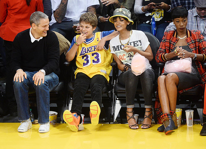 Rihanna assiste jogo de basquete e torce junto com garoto