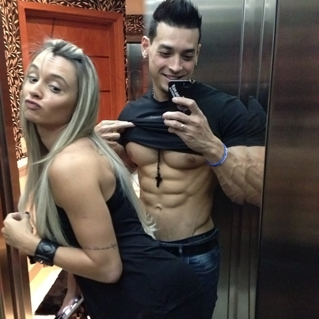 Juju Salimeni faz graça com o noivo em foto no elevador