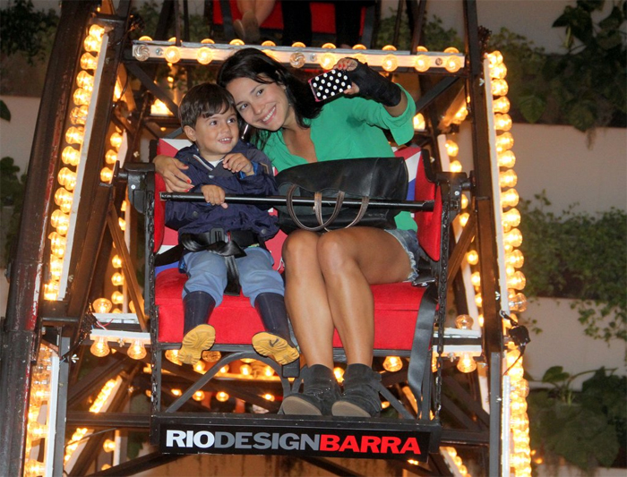 Juliana Knust  se diverte na roda gigante com o filho