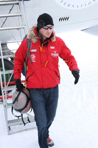 Príncipe Harry dá início à expedição na Antártica