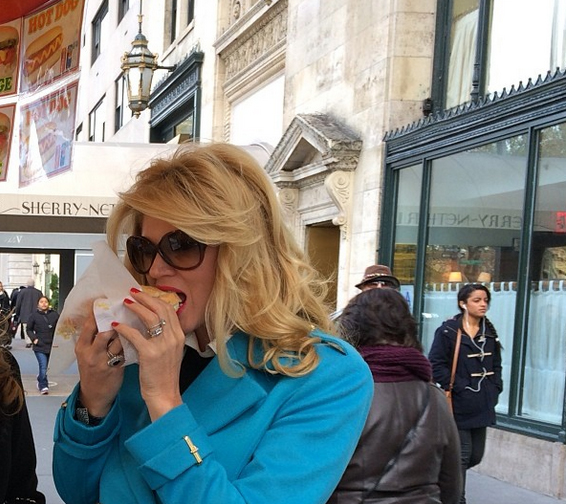 Val Marchiori (pasmem!) comeu hot dog na rua, em NY