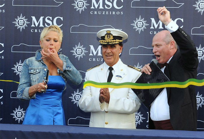 Com pé imobilizado, Xuxa inaugura temporada de navio da MSC Cruzeiros