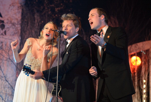 Príncipe William sobe ao palco e canta com Taylor Swift  e Jon Bom Jovi