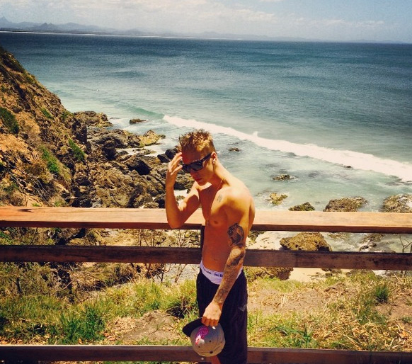 Justin Bieber posa cheio de marra em frente ao mar
