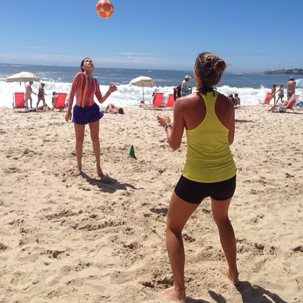 Fernanda Paes Leme grava programa esportivo na praia de Copacabana