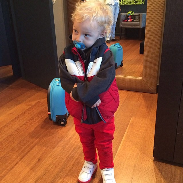 Filho de Neymar aparece de casaco de frio e chupeta nas redes sociais