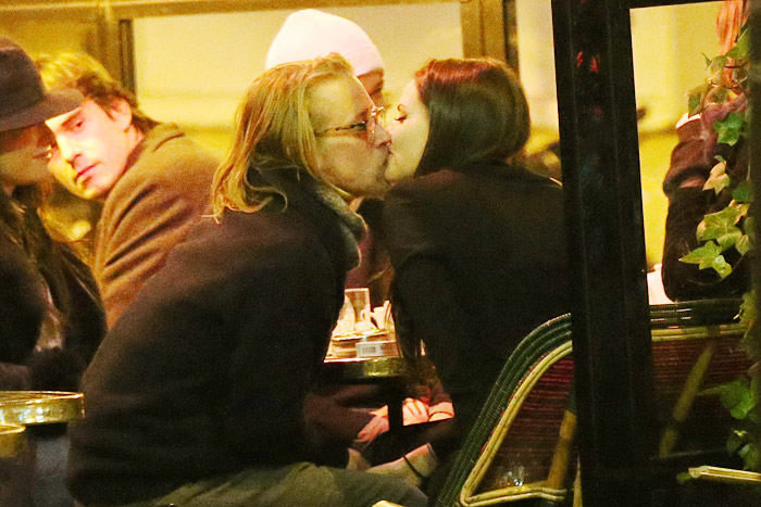 Macaulay Culkin troca beijos com a namorada em Paris