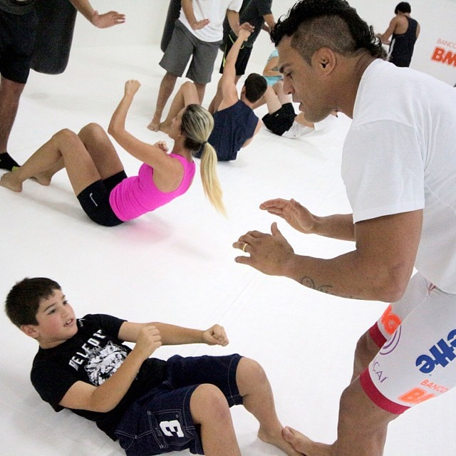 Vitor Belfort ajuda menino a treinar em sua academia